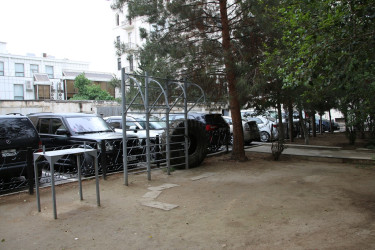 Rayon İcra Hakimiyyətinin başçısı Neftçilər prospekti 67 ünvanında yerləşən həyətə baxış keçirmiş, sakinlərin müraciətilərini yerində araşdırmışdır