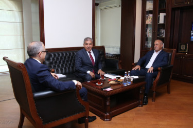 Rayon İcra Hakimiyyətinin başçısı Vətən müharibəsi şəhidi mayor İlkin Əhədzadənin atası ilə görüş keçirmişdir