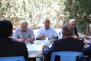 Rayon İcra Hakimiyyətinin başçısı Heydər Əliyev parkında sakinlərlə görüş keçirib