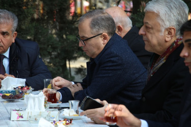 Rayon İcra Hakimiyyətinin başçısı Heydər Əliyev parkında sakinlərlə görüş keçirib