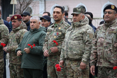 Səbail rayon ictimaiyyəti Xocalı faciəsi qurbanlarının xatirəsinə ucaldılmış abidəni ziyarət etmişlər