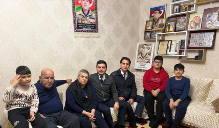 Şəhidlərin ailə üzvləri 31 dekabr - Dünya Azərbaycanlılarının Həmrəylik Günü və Yeni il münasibətilə ziyarət olunub