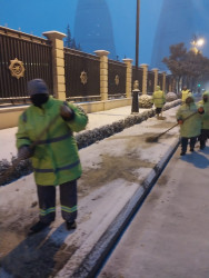 Səbail rayonunda qarlı hava şəraiti ilə əlaqədar operativ təmizlik tədbirləri həyata keçirilir