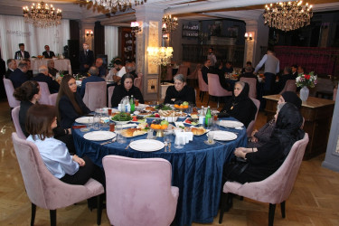 Səbail rayonunda Ümummilli Liderin anım günü ilə əlaqədar ehsan süfrəsi təşkil olunub