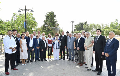 Bakının Dənizkənarı Milli Parkında dünyaşöhrətli müğənni Müslüm Maqomayevin abidəsinin açılışı olub