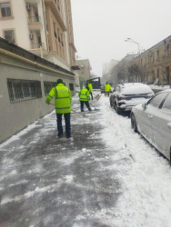 Səbail rayonunda qarlı hava şəraiti ilə əlaqədar operativ təmizlik tədbirləri həyata keçirilir