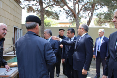 Rayon İcra Hakimiyyətinin başçısı Heydər Əliyev parkında sakinlərlə görüş keçirib