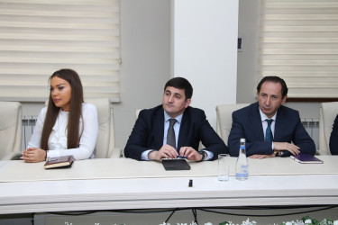 Rayon İcra Hakimiyyətinin başçısı Vuqar Zeynalov RİHBA-nın sektor müdiri Qabil Vahidovu yubileyi münasibətilə təbrik etmişdir