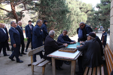 Rayon İcra Hakimiyyətinin başçısı Heydər Əliyev parkında sakinlərlə görüş keçirib
