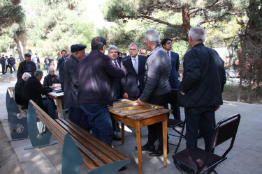 Rayon İcra Hakimiyyətinin başçısı Heydər Əliyev parkında sakinlərlə görüş keçirib