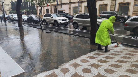 Səbail rayonunun küçə və prospektlərində yağış sularının kənarlaşdırılması üçün kompleks tədbirlər həyata keçirilir