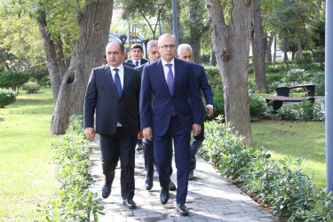 Rayon İcra Hakimiyyətinin başçısı Qafur Məmmədovun adını daşıyan parka baxış keçirmiş və sakinlərin müraciətlərini dinləmişdir