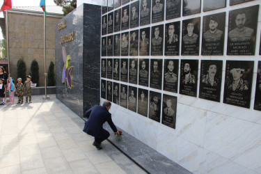 27 sentyabr - Anım Günü ilə bağlı Badamdar qəsəbəsində “Şəhidlər abidəsi” ziyarət edilmişdir