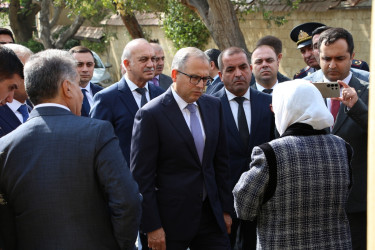 Rayon İcra Hakimiyyətinin başçısı Bibiheybət qəsəbəsində sakinlərlə səyyar görüş keçirib