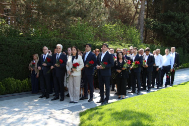 Səbail Rayon İcra Hakimiyyətinin kollektivi Ulu Öndər Heydər Əliyevin məzarını ziyarət ediblər