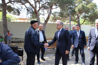 Rayon İcra Hakimiyyətinin başçısı Heydər Əliyev parkında sakinlərlə görüş keçirib