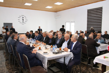 Rayon İcra Hakimiyyətinin başçısı Bibiheybət qəsəbəsində şəhid Namiq Quliyevin ailə üzvləri və sakinlərlə görüş keçirmişdir
