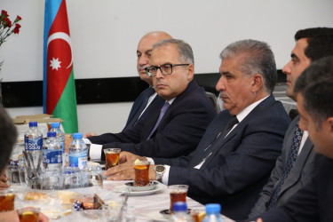 Rayon İcra Hakimiyyətinin başçısı Bibiheybət qəsəbəsində şəhid Namiq Quliyevin ailə üzvləri və sakinlərlə görüş keçirmişdir