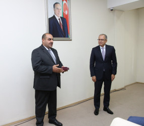 Rayon İcra Hakimiyyətinin başçısı tərəfindən Əliyev Elçin Rəfael oğluna “Dövlət qulluğunda fərqlənməyə görə” medalı təqdim olundu