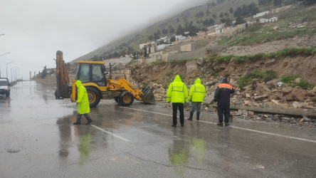 Səbail rayonunun küçə və prospektlərində yağış sularının kənarlaşdırılması üçün kompleks tədbirlər həyata keçirilir