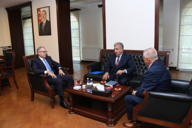 Rayon İcra Hakimiyyətinin başçısı Vuqar Zeynalov Bəhram Ağakişiyevi yubileyi münasibətilə təbrik etmişdir