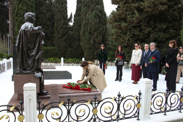 Səbail rayonunda akademik Zərifə xanım Əliyevanın anadan olmasının 103-cü ildönümü ilə əlaqədar xatirəsi anıldı