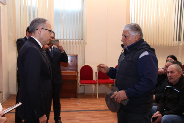 Rayon İcra Hakimiyyətinin başçısı Badamdar qəsəbəsində sakinlərlə səyyar görüş keçirib