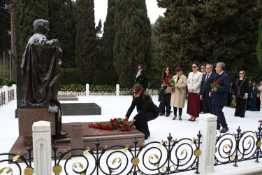 Səbail rayonunda akademik Zərifə xanım Əliyevanın anadan olmasının 103-cü ildönümü ilə əlaqədar xatirəsi anıldı