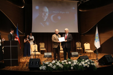 Beynəlxalq Muğam Mərkəzində Ümummilli Lider Heydər Əliyevin anadan olmasının 103-cü ildönümünə həsr olunmuş tədbir keçirilmişdir