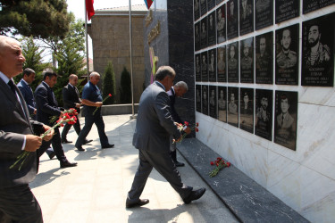 Rayon İcra Hakimiyyətinin başçısı “Şəhidlər” abidə kompleksini ziyarət etmişdir