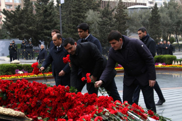 Səbail rayon ictimaiyyəti Xocalı faciəsi qurbanlarının xatirəsinə ucaldılmış abidəni ziyarət etmişlər