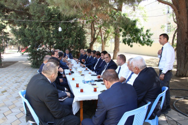Rayon İcra Hakimiyyətinin başçısı Heydər Əliyev parkında sakinlərlə görüş keçirib
