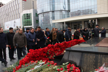 Səbail rayon ictimaiyyəti Xocalı faciəsi qurbanlarının xatirəsinə ucaldılmış abidəni ziyarət etmişlər