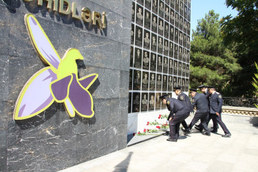 2 İyul - Azərbaycan Polisi Günü ilə əlaqədar "Şəhidlər" abidə kompleksi ziyarət olunmuşdur