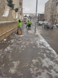 Səbail rayonunda qardan təmizləmə işləri həyata keçirilir