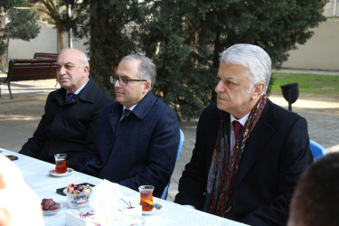 Rayon İcra Hakimiyyətinin başçısı Heydər Əliyev parkında sakinlərlə görüş keçirib