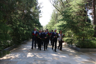 15 İyun – Milli Qurtuluş Günü münasibətilə Fəxri xiyabanda Ümummilli Lider Heydər Əliyevin məzarı ziyarət olunub