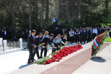Səbail Rayon İcra Hakimiyyətinin başçısı və kollektivi Ulu Öndər Heydər Əliyevin məzarını ziyarət ediblər