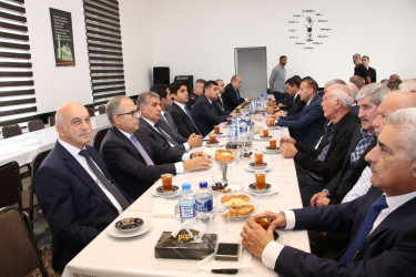 Rayon İcra Hakimiyyətinin başçısı Bibiheybət qəsəbəsində şəhid Namiq Quliyevin ailə üzvləri və sakinlərlə görüş keçirmişdir