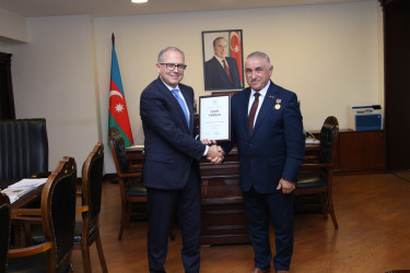 Rayon İcra Hakimiyyətinin başçısı Vuqar Zeynalov Bəhram Ağakişiyevi yubileyi münasibətilə təbrik etmişdir