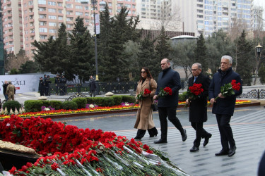 Səbail rayon ictimaiyyəti Xocalı faciəsi qurbanlarının xatirəsinə ucaldılmış abidəni ziyarət etmişlər