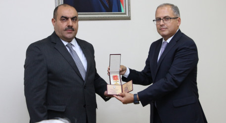 Rayon İcra Hakimiyyətinin başçısı tərəfindən Əliyev Elçin Rəfael oğluna “Dövlət qulluğunda fərqlənməyə görə” medalı təqdim olundu