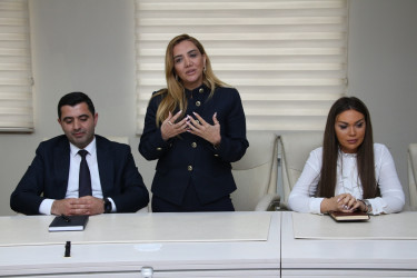 Rayon İcra Hakimiyyətinin başçısı Vuqar Zeynalov RİHBA-nın sektor müdiri Qabil Vahidovu yubileyi münasibətilə təbrik etmişdir