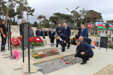 Şəhid olmuş hərbi qulluqçularımızın II Fəxri Xiyabandakı məzarları ziyarət olundu