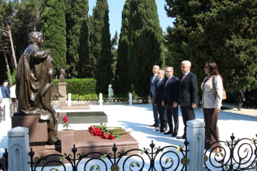 15 İyun – Milli Qurtuluş Günü münasibətilə Fəxri xiyabanda Ümummilli Lider Heydər Əliyevin məzarı ziyarət olunub