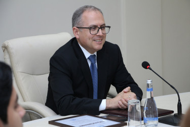 Rayon İcra Hakimiyyətinin başçısı Vuqar Zeynalov RİHBA-nın sektor müdiri Qabil Vahidovu yubileyi münasibətilə təbrik etmişdir