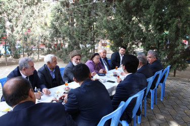 Rayon İcra Hakimiyyətinin başçısı Heydər Əliyev parkında sakinlərlə görüş keçirib