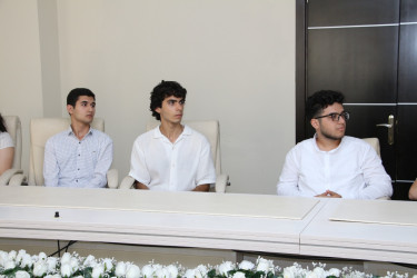 Səbail rayonunda qəbul imtahanında yüksək bal toplayan məzunlarla görüş keçirilib