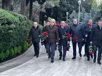 Səbail Rayon İcra Hakimiyyətinin başçısı və kollektivi Ulu Öndər Heydər Əliyevin məzarını ziyarət ediblər