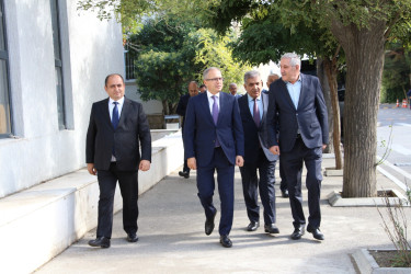 Rayon İcra Hakimiyyətinin başçısı Qafur Məmmədovun adını daşıyan parka baxış keçirmiş və sakinlərin müraciətlərini dinləmişdir